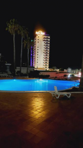 Apto increíble, acogedor, luminoso de ambiente muy relajante con excelentes vistas y servicios/ Amazing apt with sunset lovely views